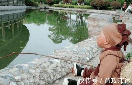 妈妈|外公带3岁孙子去公园玩,妈妈担心,让外公发来照片,妈妈笑喷了