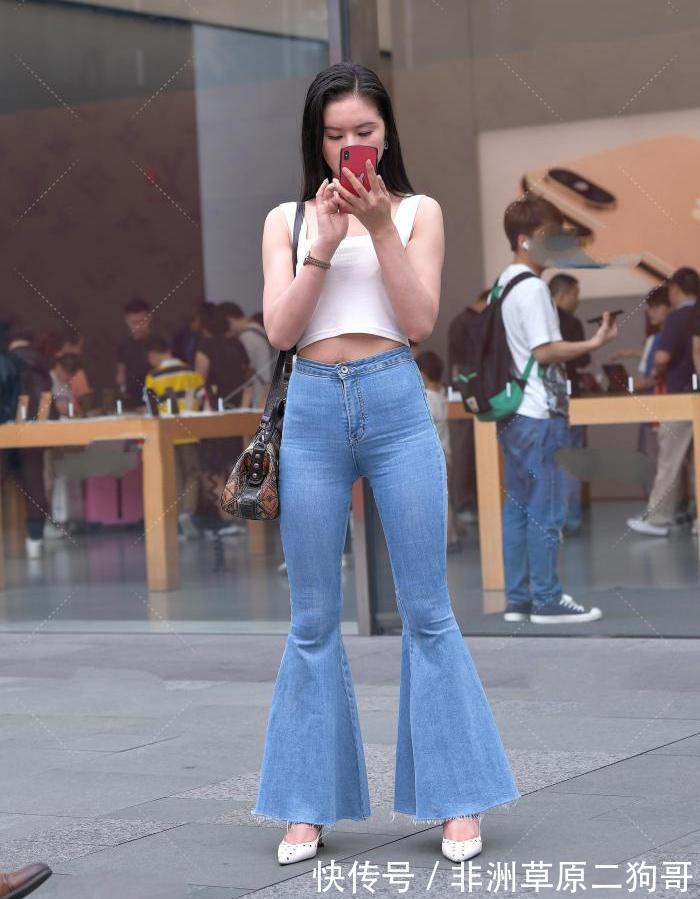 背心 白色背心吊带镂空面料美女搭配“浅色牛仔裤”,时尚又漂亮显身材