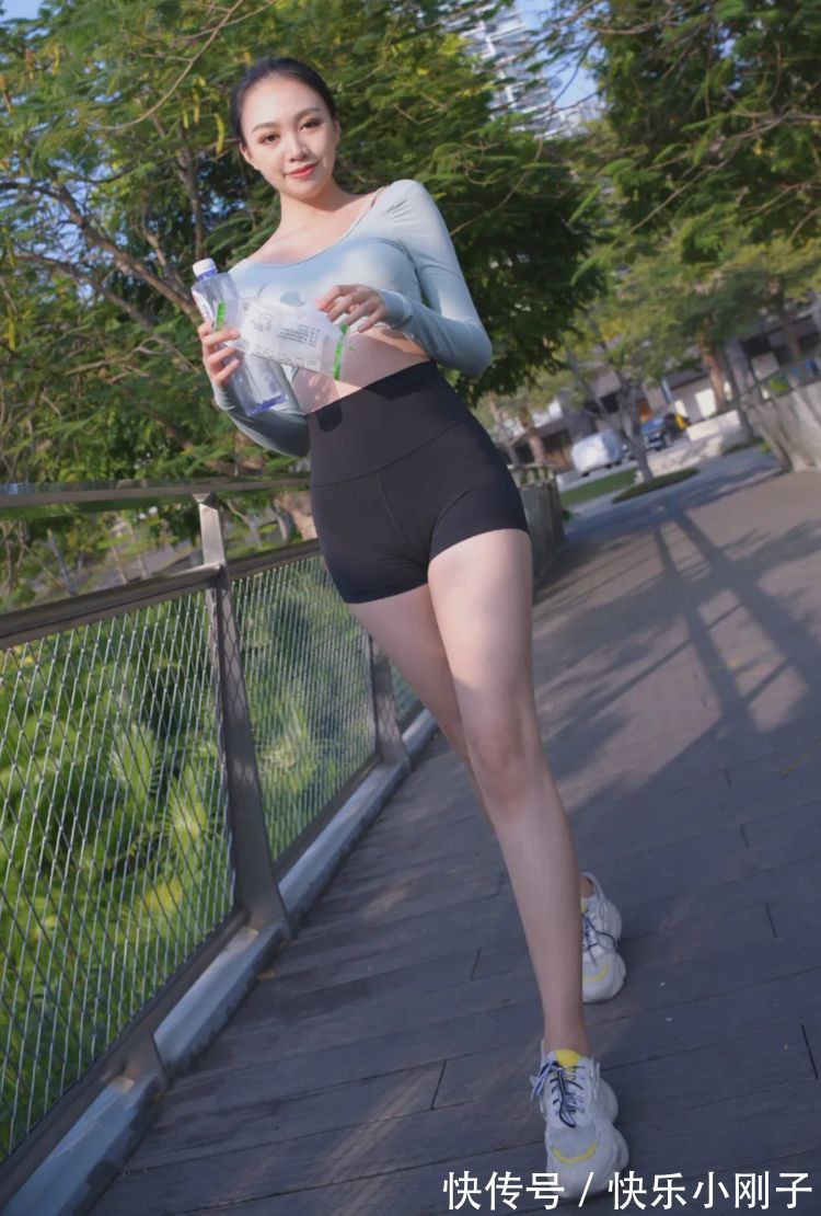 紧身短裤 紧身短裤搭配背心,显高显瘦又简约