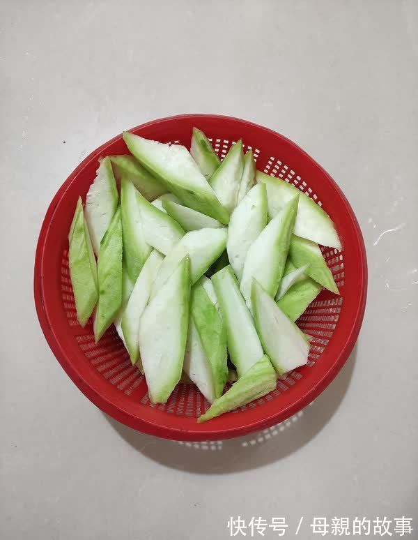 丝瓜|退休老两口,热夏爱吃的这道家常菜,讲究营养搭配,懂吃更健康