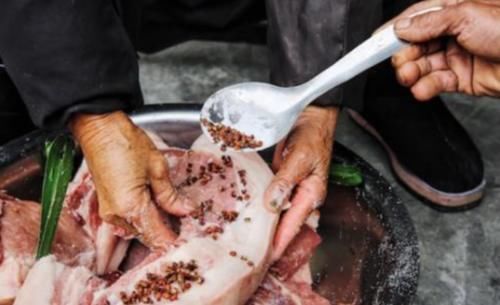 五花肉|腌腊肉，放多少盐合适？多加2样，腊香十足，筋道好吃，1年不发霉