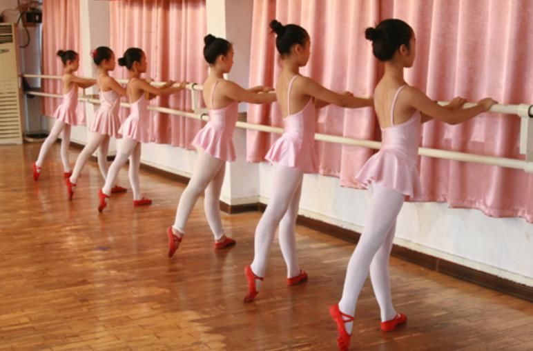 兴趣|你为自家孩子报名了哪些兴趣辅导班?学钢琴过时了,第一种烧钱呀