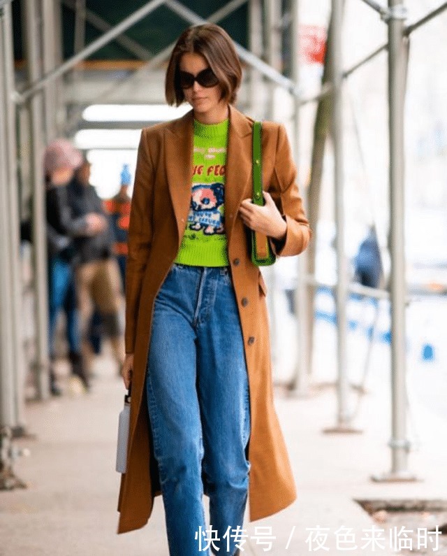 场面|见过大场面的女人,大衣很少配打底裤,不得体!看孟晚舟你就懂了