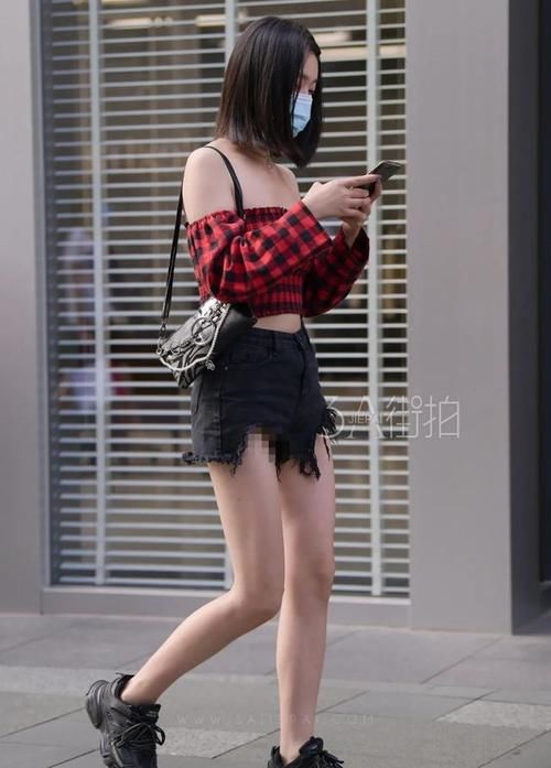 街拍：美女紧致修身的穿搭给人一种绝对的力量感，干练有型