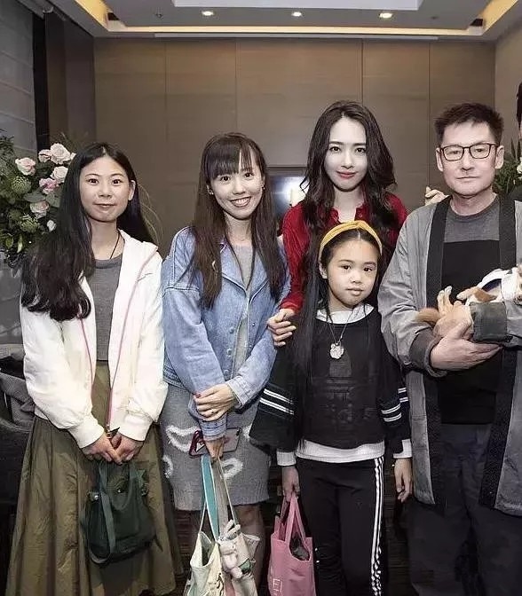 大帅哥|有种遗传叫专挑爸妈的优点长,网友:孩子是照着图纸生的吧