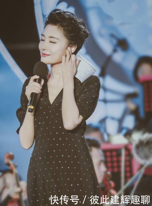 周涛都这么时髦了?绿色衬衣配伞裙,马尾用5毛钱皮筋扎出新花样