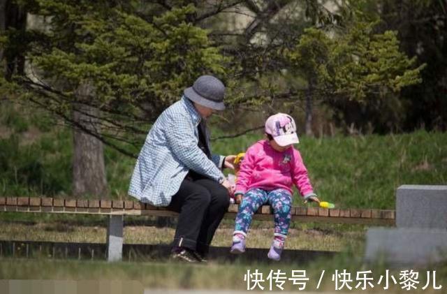 姥姥|姥姥带娃现象成常态,背后藏着“心理偏心”,不怪奶奶不愿带