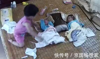 父母|3岁小姐姐帮忙哄双胞胎弟,等来的却是一记耳光,让人心拔凉拔凉