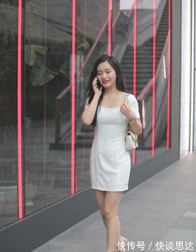 金属链|时尚靓女出街穿搭,白色低领小短裙+透明小高跟,展现成熟魅力