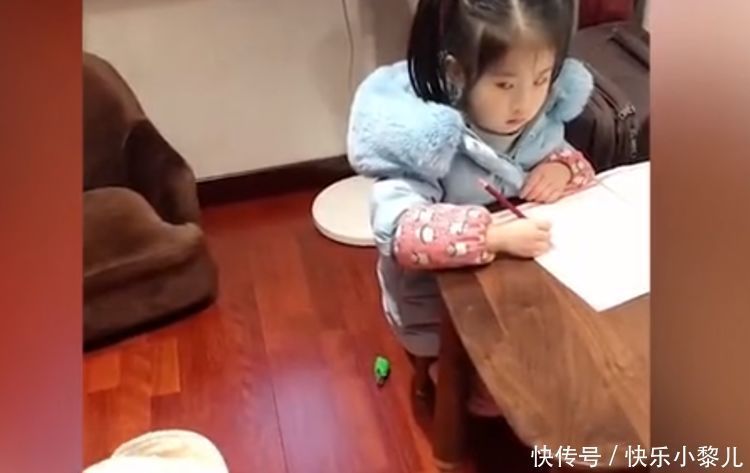 心肝宝贝|男娃上前“捣乱”,姐姐眼神吓退弟弟,网友:再也不是心肝宝贝了