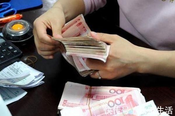 手中有5万元别再存定期了!银行经理透露: