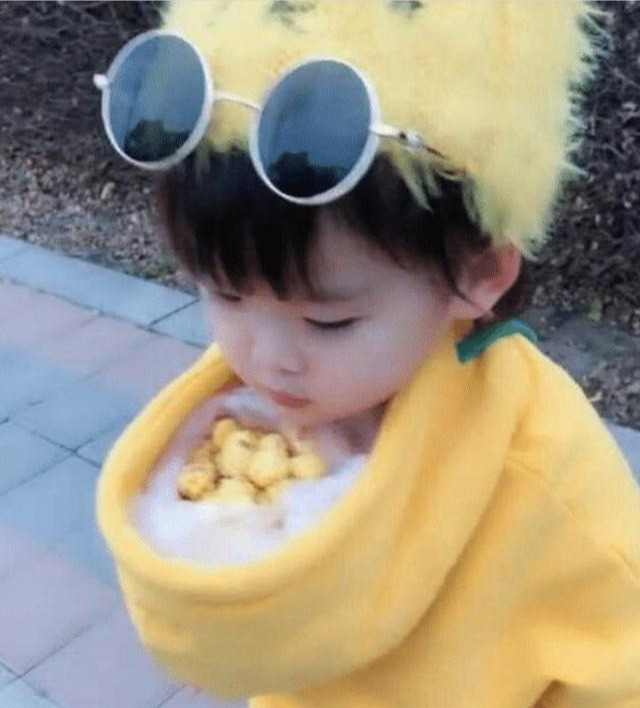 妈妈|爸爸粗心给女儿的衣服穿反了,当女儿转身后,妈妈笑喷