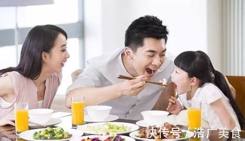 父母|孩子吃饭时有3种表现,父母一定要及时纠正,不然将来多半被嫌弃