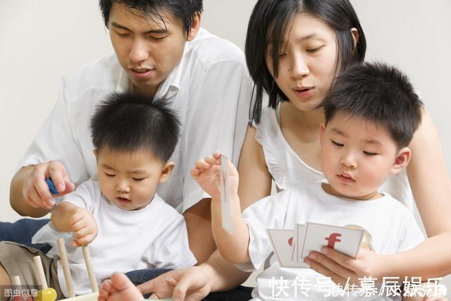 宝妈|爸爸半夜醉酒睡在“马桶”上,宝妈生气不管,1岁女儿行为暖化了