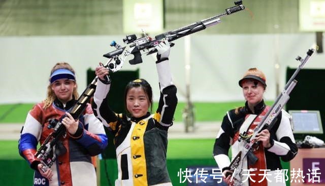 安踏|杨倩首夺奥运金牌太长脸！穿国货比高奢有排面，娃娃脸比明星都美！