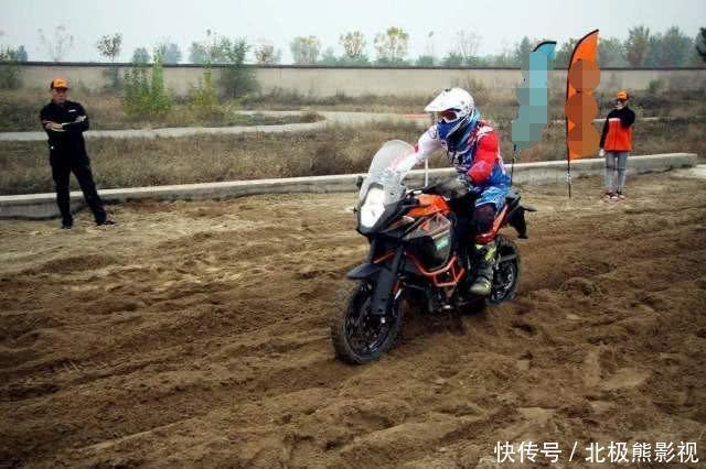 老外自制“超级跑鞋”,跑起来比摩托车还要快,真是满满黑科技!