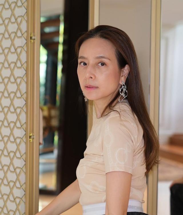 耳环 55岁“冻龄美人”伍伦盼, 戴流苏耳环仙气极了, 穿丝绸套装显贵气