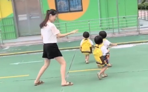 三胞胎|辣妈“六亲不认”式送三胞胎上学,像极了传说中的“赶鸭子上架”