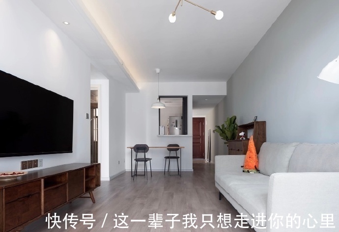 客餐厅|通风一年终于搬新家,墙面只刷乳胶漆,电视墙不造型,越看越耐看