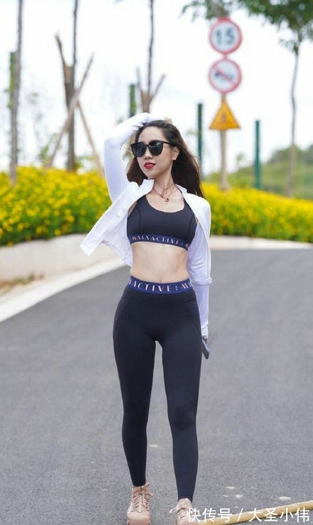 直筒靴|美女街拍:小姐姐打底裤与黑色的上衣混合,突出迷人的锁骨,显得更时尚