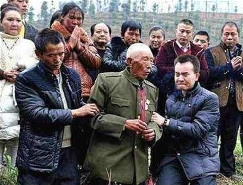 无名英雄|只因一句承诺,92岁老人为无名英雄守墓74年,如今终等来奇迹出现