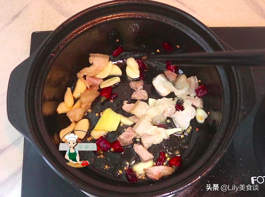 白菜炖粉条时,牢记好3个诀窍,鲜香又入味,每次炖一锅不够吃