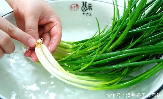 小葱吃不完难保存记住2个小窍门,放一年都新鲜,简单又省钱