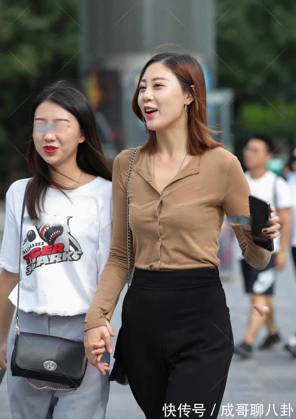 服装界|黑色阔腿裤，搭配棕色上衣和拖鞋，展现女生身材线条美！