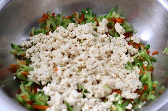 炸丸子只知道用面粉，加上它，炸出来的丸子外酥里嫩，凉了也不硬