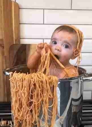 妈妈将6个月孩子放进锅里,用意面和酱料拌了,被斥:不负责任