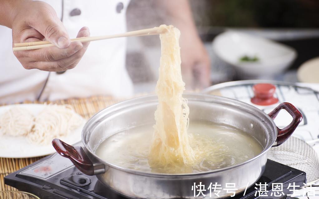 炝锅面|煮面条时,记得提前“放2味”,面条爽滑不坨,又香又好吃