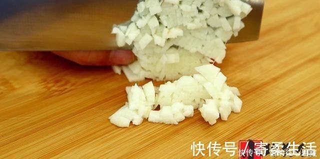 早餐不用出去买了,教你新做法,比面包还松软,比包子还香,解馋