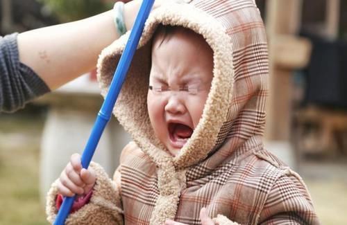 冷眼|孩子商场“发脾气”,父亲冷眼看了三个小时,网友:爸爸够狠