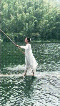 |搞笑GIF：姑娘，就你这功夫，村里没有几个人敢追你吧