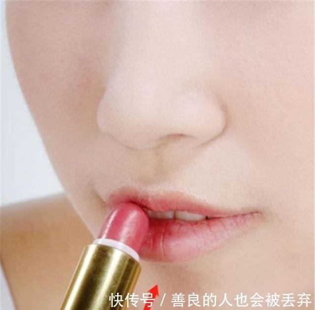 润唇膏|涂口红和不涂口红的女人有多大的差距?看嘴就懂了,大多数都涂错