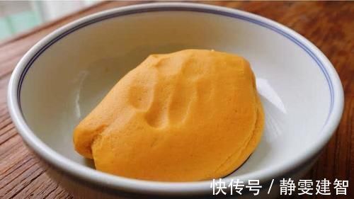 红薯别煮着吃了,加碗面粉烫一烫,不用油炸就酥脆,咬一口还流沙