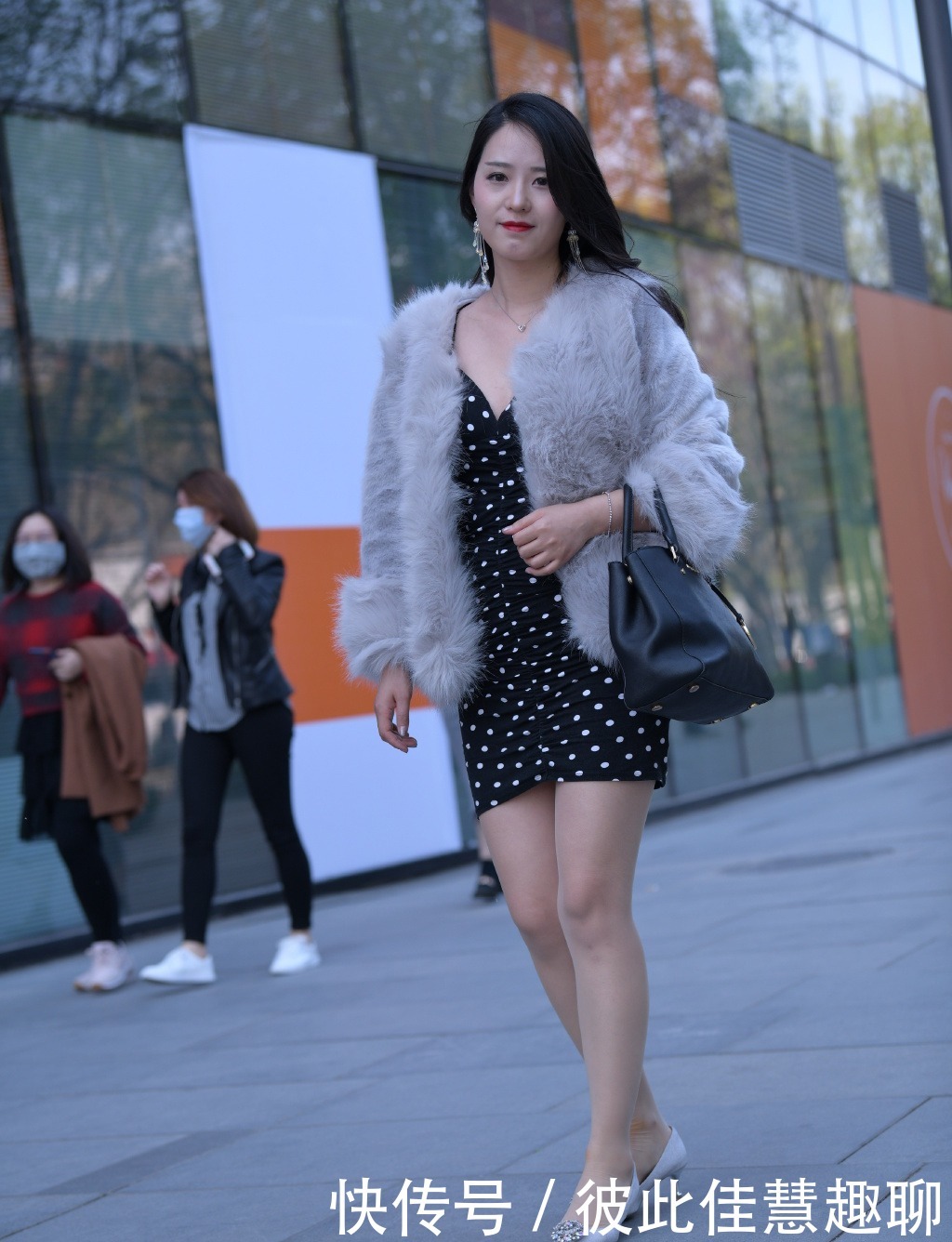气质短裙搭配皮草衣,既有气质又秀腿,轻松穿出时尚“轻奢风”!