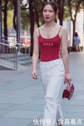 裤子|街拍:红色吊带搭配白色裤子,凹凸有型,尽显女人美