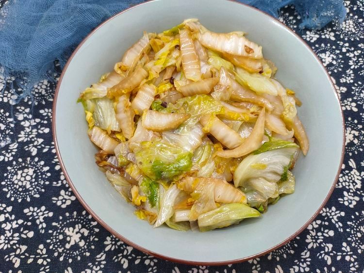 炒白菜帮，多加1样蔬菜一起炒，酸香可口，下饭好吃