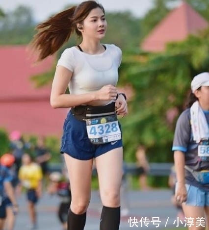 路人街拍:苹果臀不再流行,菠萝臀美女才更动人!