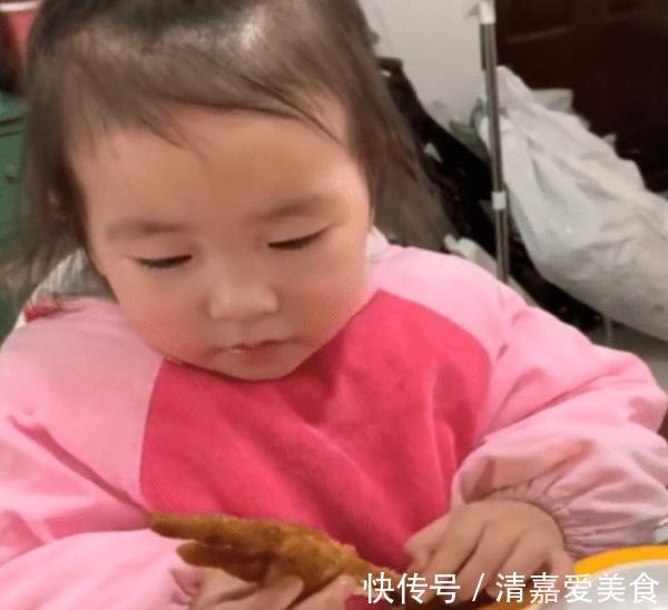 孩子|“突然就不香了”,3岁女宝啃鸡爪,低头一看发现有点“眼熟”