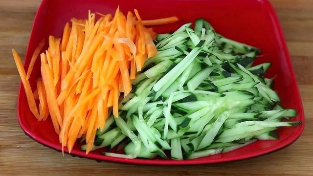  2个黄瓜，2个鸡蛋，不用炒，简单一做，上桌全家抢着吃