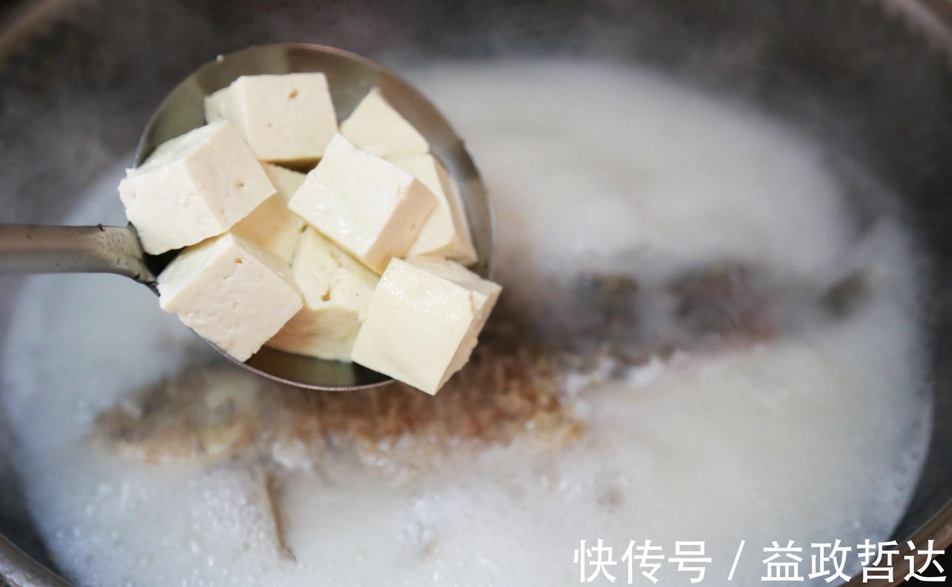 做鲫鱼汤时，用冷水还是用热水？掌握一招，汤汁奶白无腥味，好喝