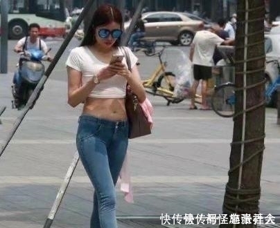 凶猛,这么紧身的牛仔裤还得往里推,网友尴尬的癌症已经犯了