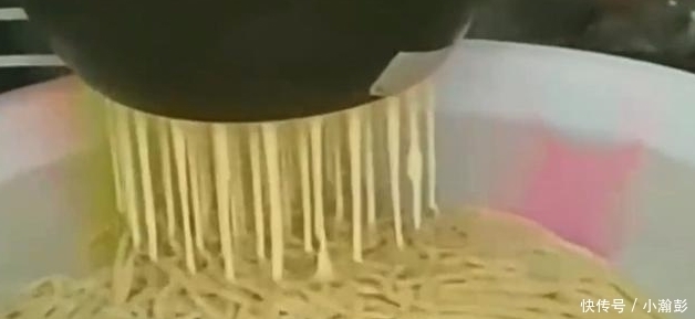 农村大妈不用和面,一盆热水就能做出面条,还是第一次见到做法