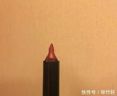 锥子状 女生涂口红的习惯,取决于口红的形状,网友:全都是杰作