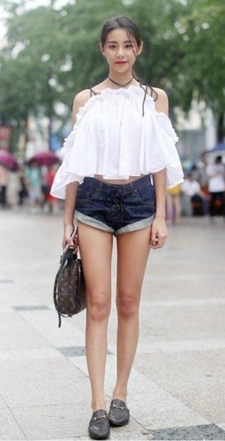 街拍：逛街中的牛仔热裤美女，颜值好的没话说