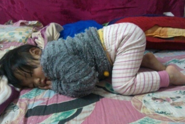 父母|宝宝睡觉总是满床滚可能都是父母惹的祸,很多父母都不知道