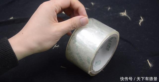 小动作|衣服粘毛不用买滚刷,教你一个小技巧,轻松去除毛絮,省钱又省事