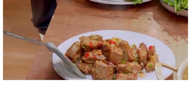 手抓饼|《一起 火锅吧》，王一博开启新技能手抓饼、魔术、悠悠球玩得溜